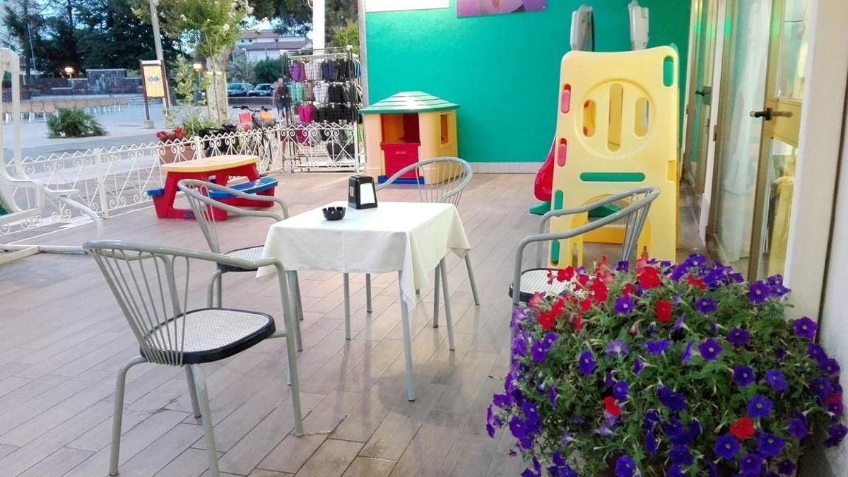 Hotel Franca Misano Adriatico Bagian luar foto